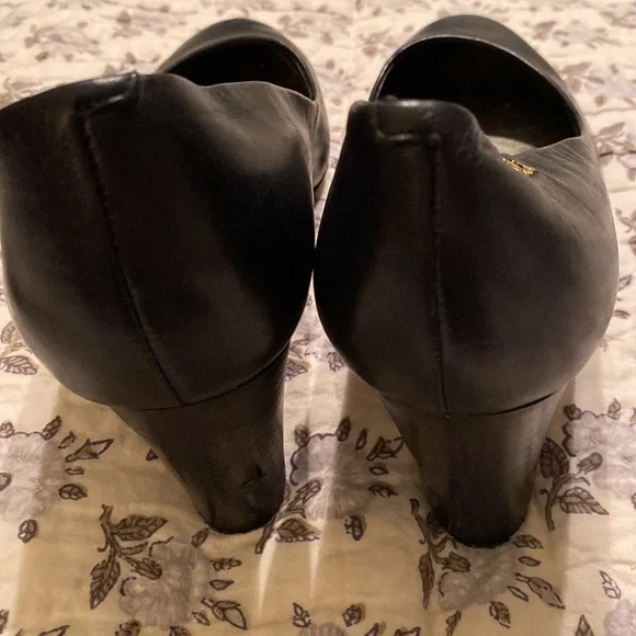 LAUREN RALPH LAUREN Black Leather heels with GOLD LOGO “RLL” Very well kept 9.5 - Picture 11 of 11
